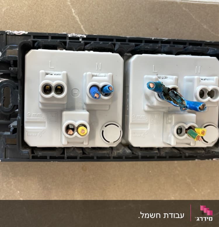 חיבורי חשמל עם חוטים חשופים בלוח חשמל